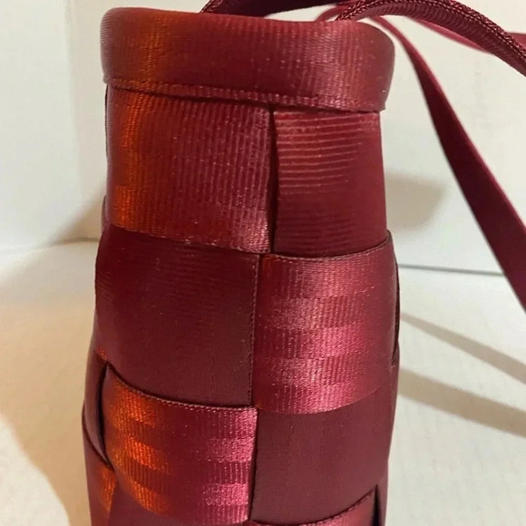Harvey’s red original seatbelt shoulder handbag - Picture 8 of 13